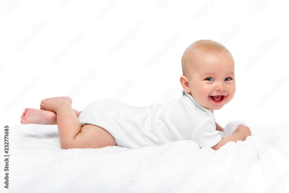 快乐美丽的女婴穿着白色紧身衣