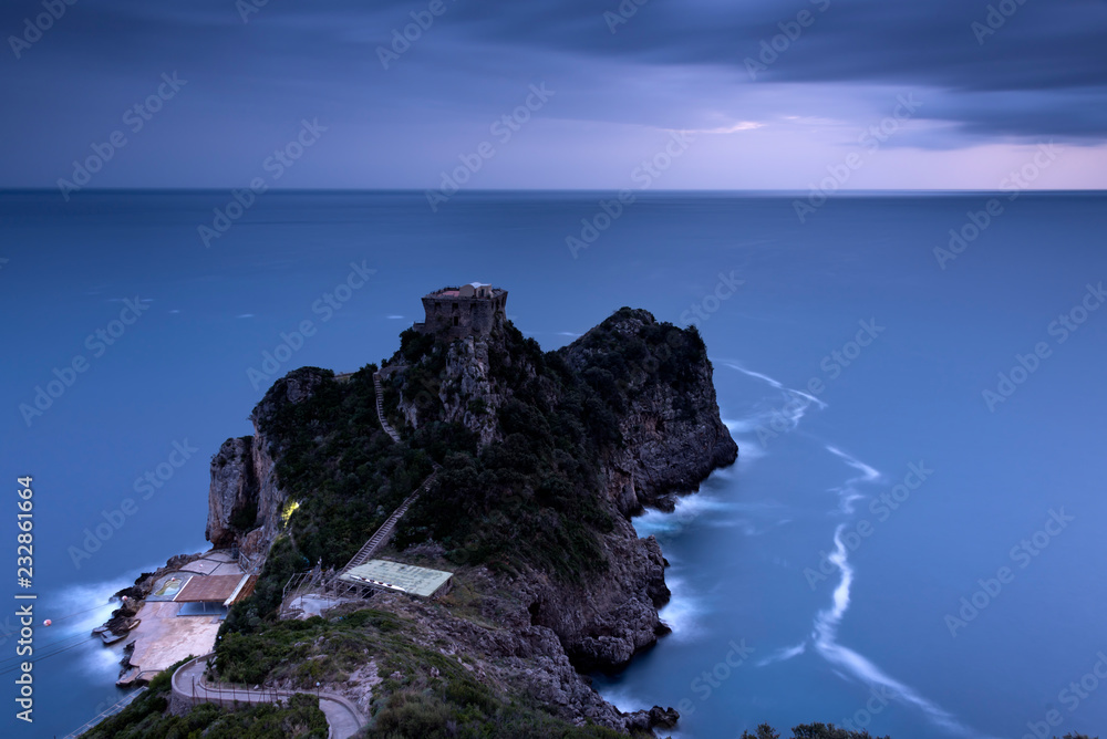 黄昏时分的半岛上有城堡。长期暴露的大海。意大利