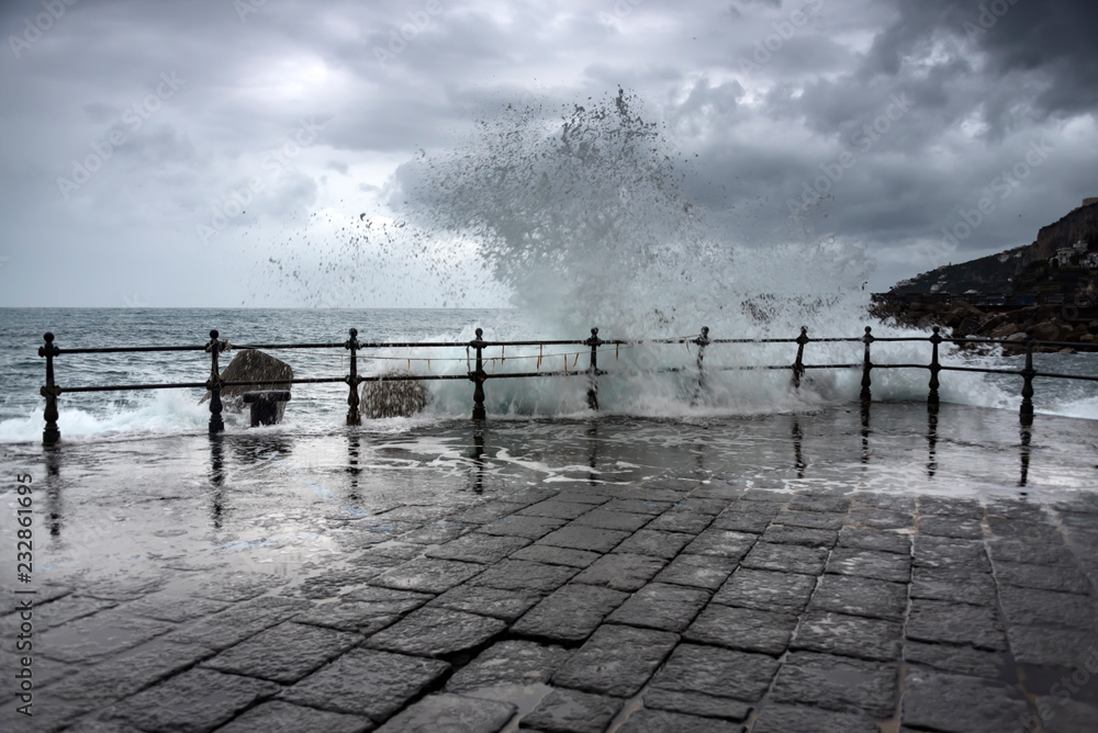 阿马尔菲海岸的风暴。波浪在码头和石头路面上汹涌