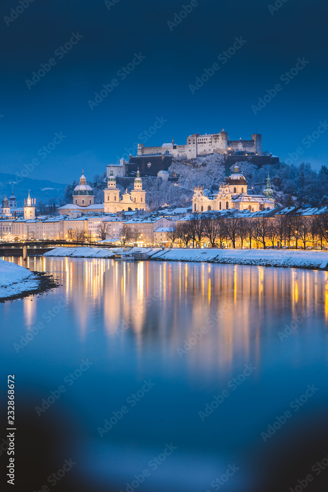 奥地利冬天黄昏的萨尔茨堡古城