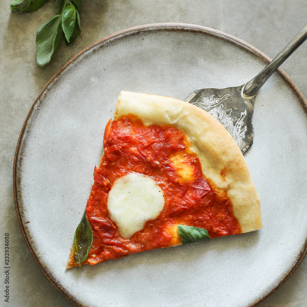 自制素食玛格丽塔披萨食品摄影