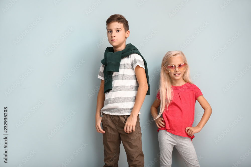 可爱的男孩和女孩穿着彩色背景的时尚衣服