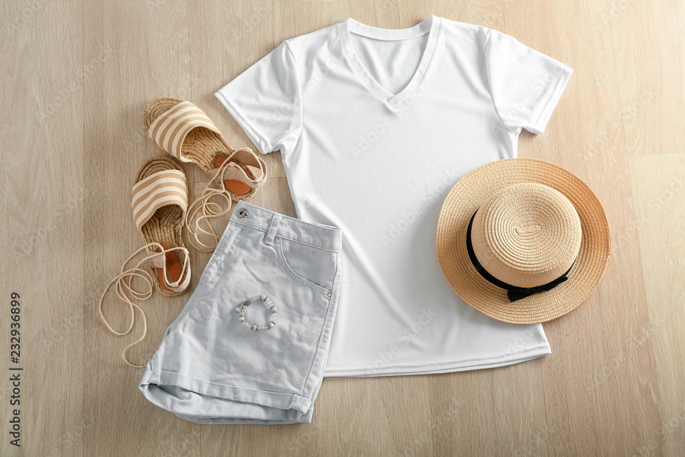 木底白t恤、短裤、帽子和鞋子组成