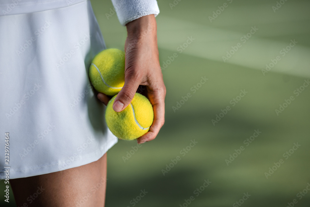 穿着运动服拿球的网球运动员