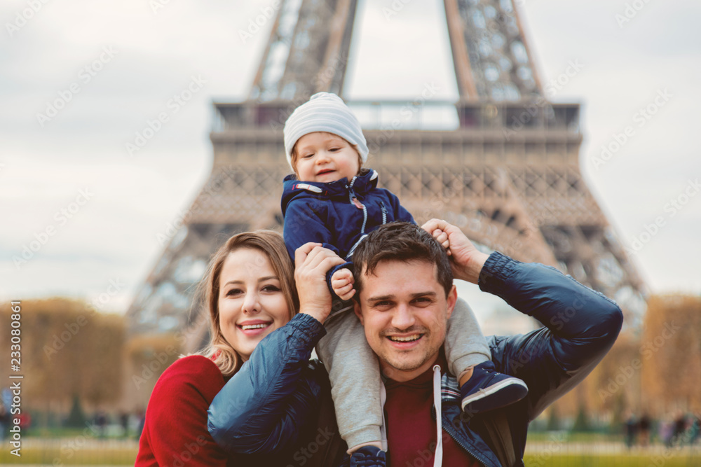 巴黎年轻的家庭、母亲、父亲和男婴，背景是埃菲尔铁塔。旅游主题ima