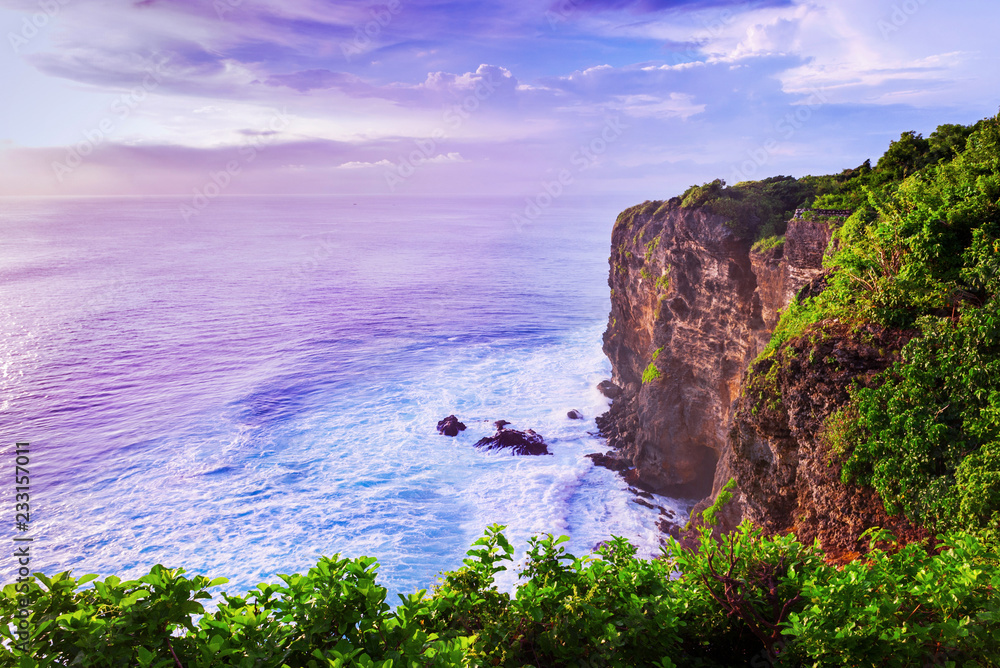 印度尼西亚巴厘岛乌鲁瓦图悬崖的景色，有凉亭和蓝色的大海。美丽的热带海滩的景色。