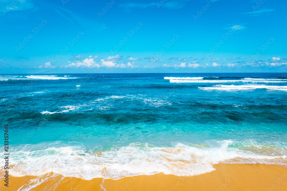 海滩和美丽的热带海洋。沙质热带海滩。海滩和海洋
