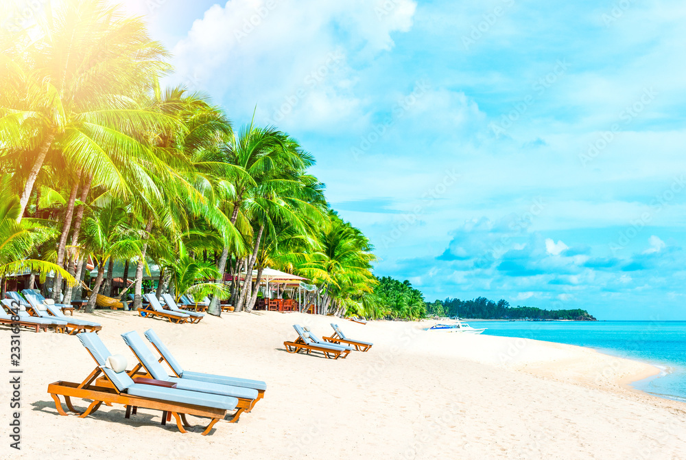 美丽的海滩。海边沙滩上的椅子。暑假和度假概念。