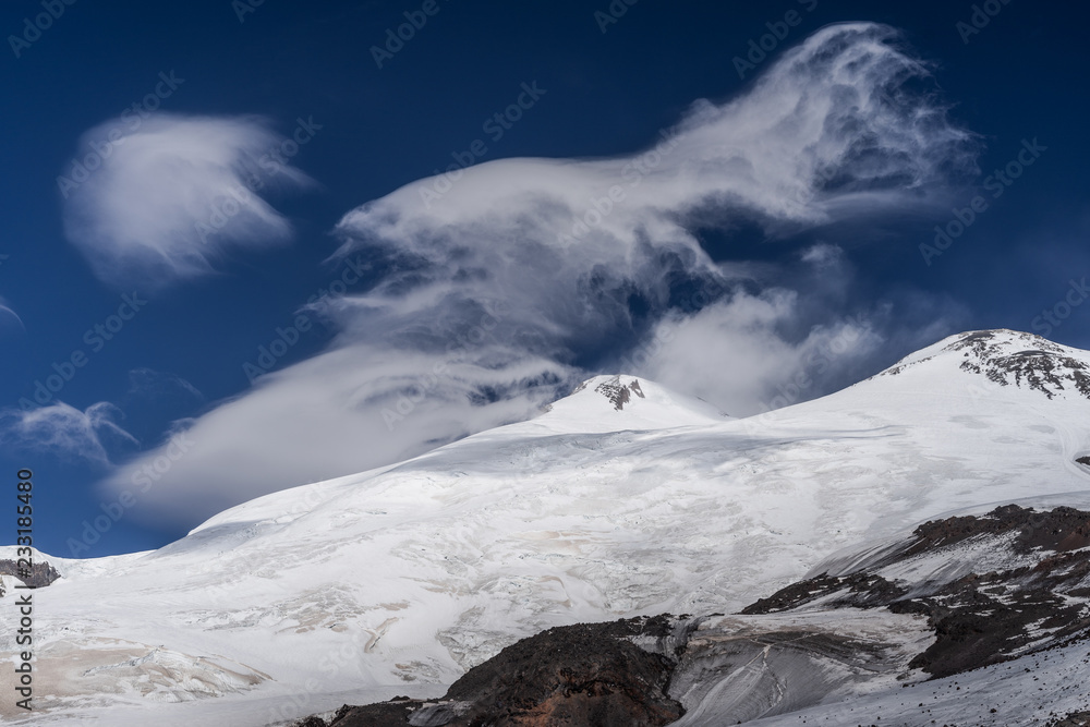 埃尔布鲁斯山的景色。欧洲最高点，高加索山脉的休眠火山。滑雪