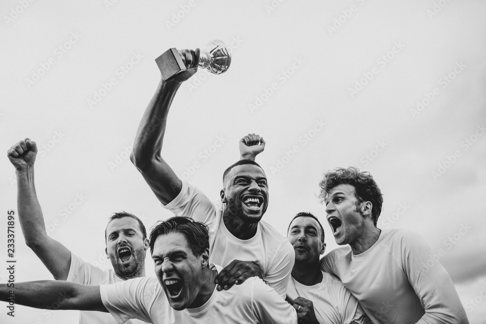 足球运动员队庆祝胜利