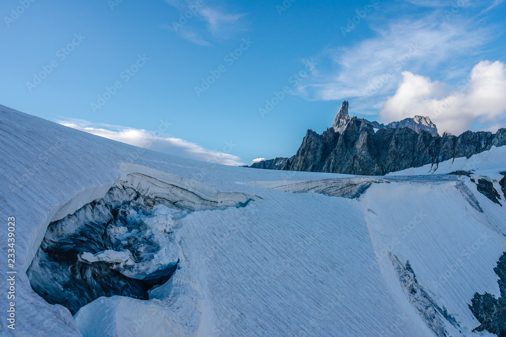 勃朗峰（Mont Blanc massif）的高山景观令人惊叹的日落景观。著名的高山山峰丹特杜甘（Dent du Geant）（