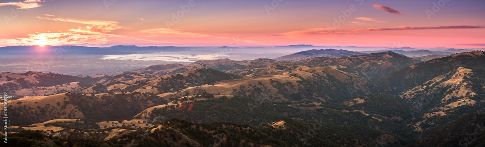 从圣何塞州汉密尔顿山顶看旧金山湾南部和圣何塞的日落景色