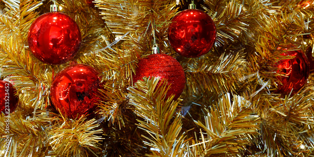 圣诞树上的圣诞球装饰
