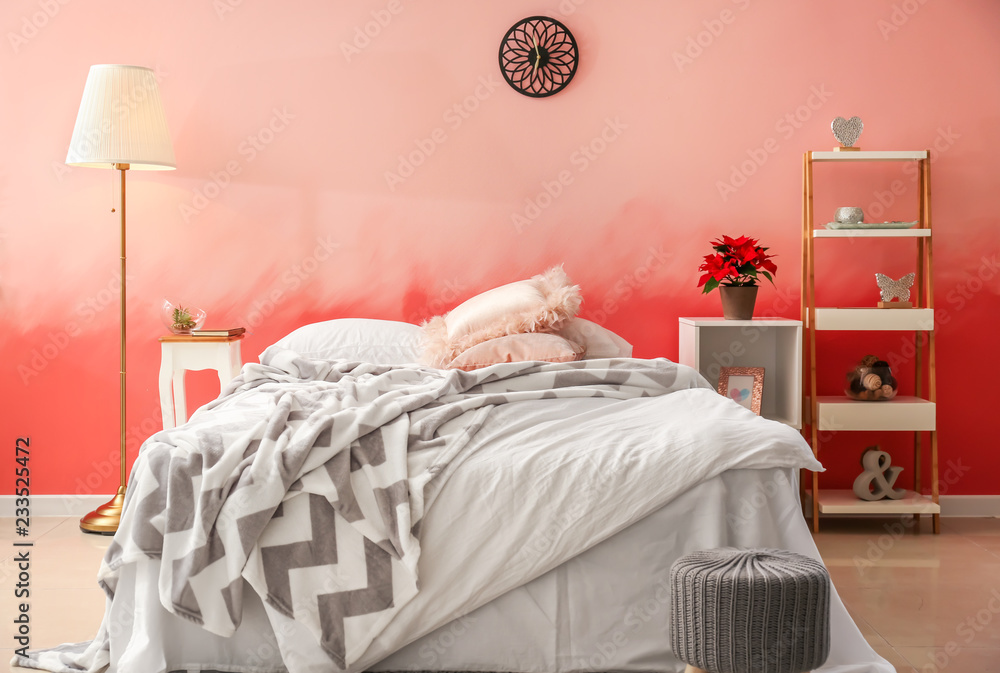 房间内部，粉色墙壁附近有舒适的床