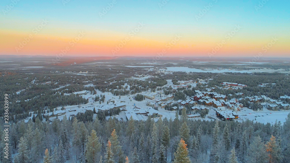空中特写飞越结冰的松树，露出芬兰列维滑雪场