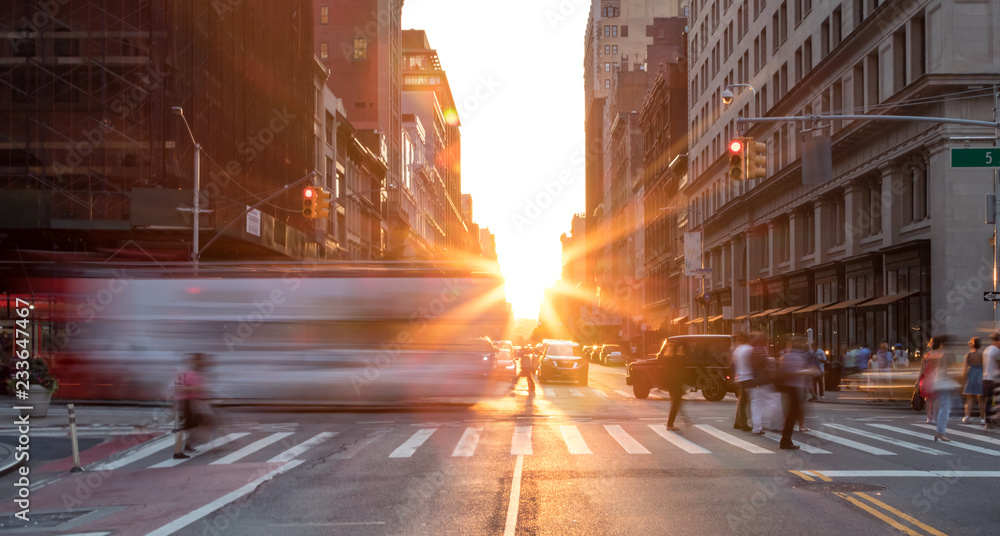 日落背景下，曼哈顿中城熙熙攘攘的纽约街头景象
