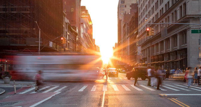 繁忙的纽约街景，曼哈顿中城有日落背景的人群