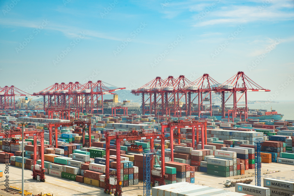 上海港集装箱货运码头。上海成为世界上最大的集装箱港口和港口