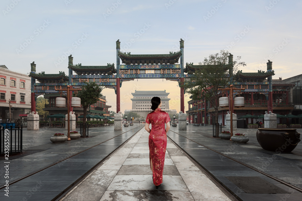 中国北京胡同村一位身穿中国传统古装的亚洲年轻女子。