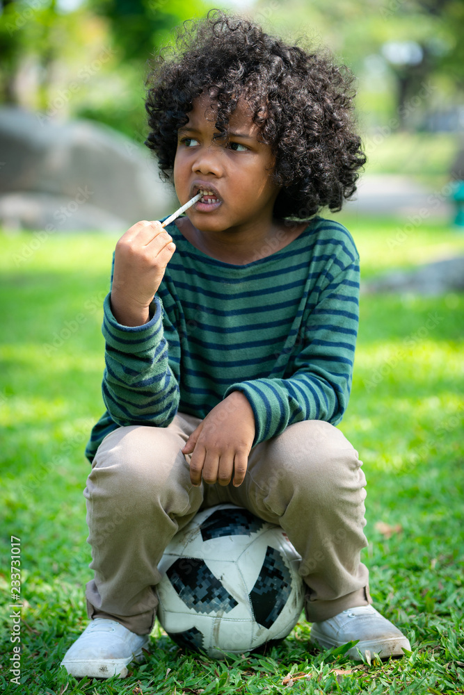 非裔美国儿童吃零食棒。