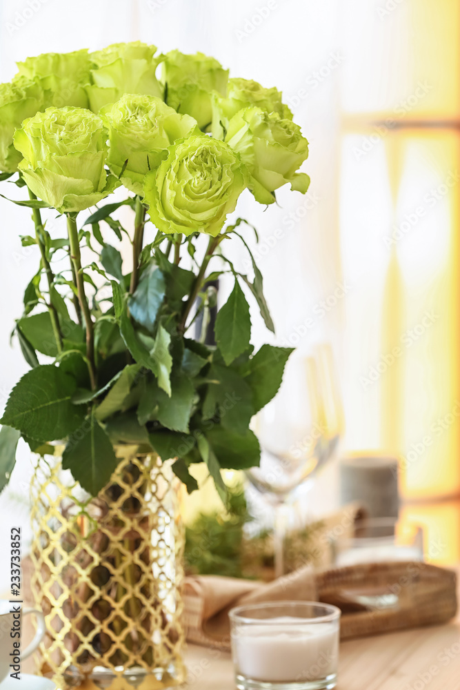 花瓶里一束美丽的绿玫瑰