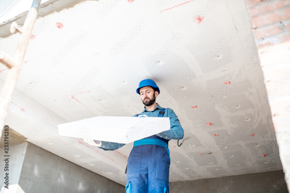 施工现场建筑保温天花板安装泡沫板