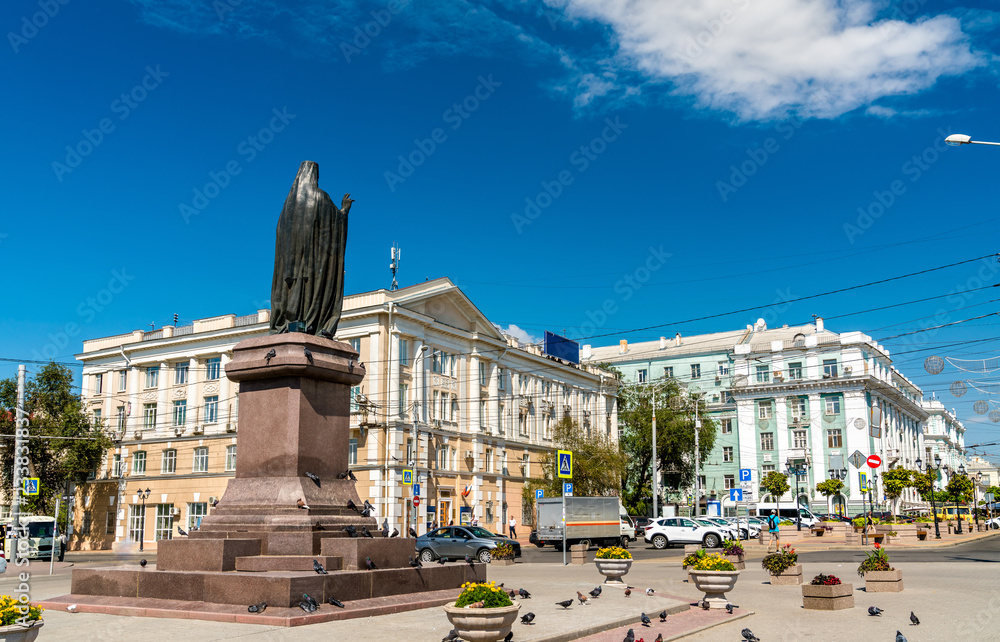 俄罗斯顿河畔罗斯托夫大教堂广场上的罗斯托夫圣迪米特里雕像