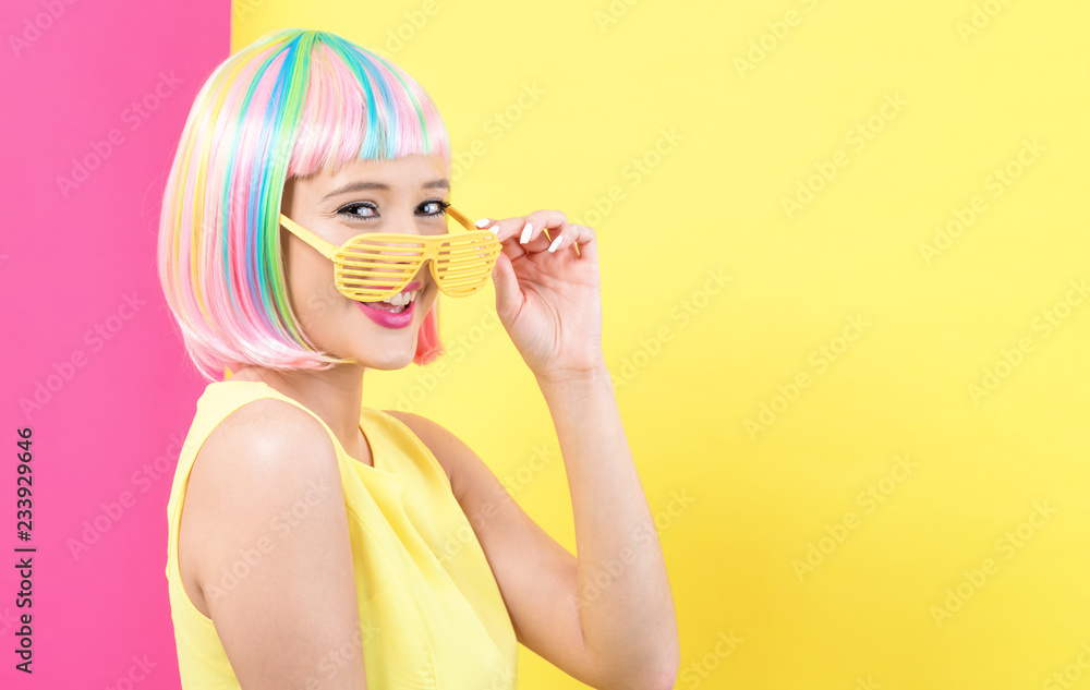 戴着彩色假发的年轻女子，黄色和粉色相间的墨镜