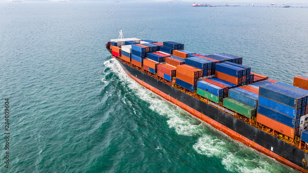 鸟瞰货运集装箱船航行，进出口和商务物流中的集装箱货船