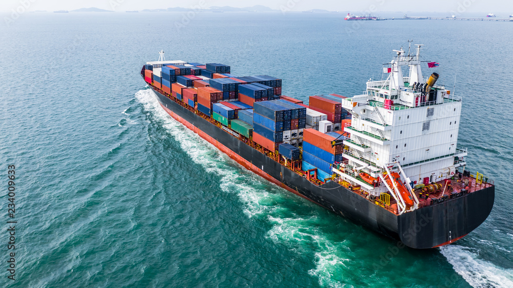 鸟瞰货运集装箱船航行，进出口和商务物流中的集装箱货船