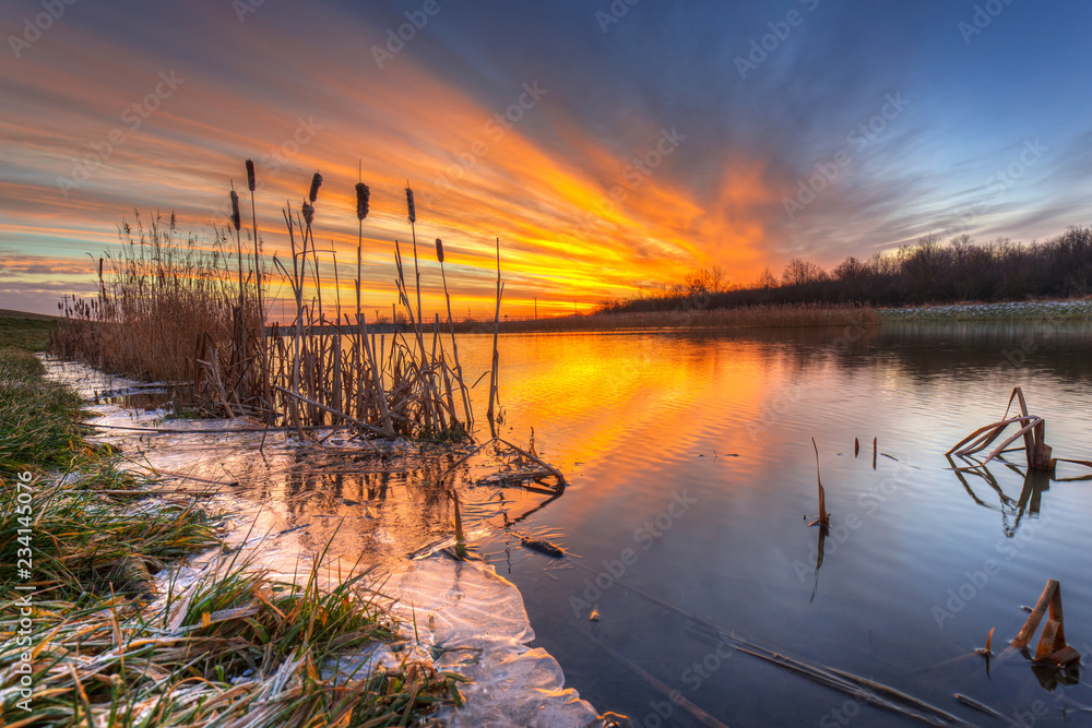 波兰湖中的冬季日出