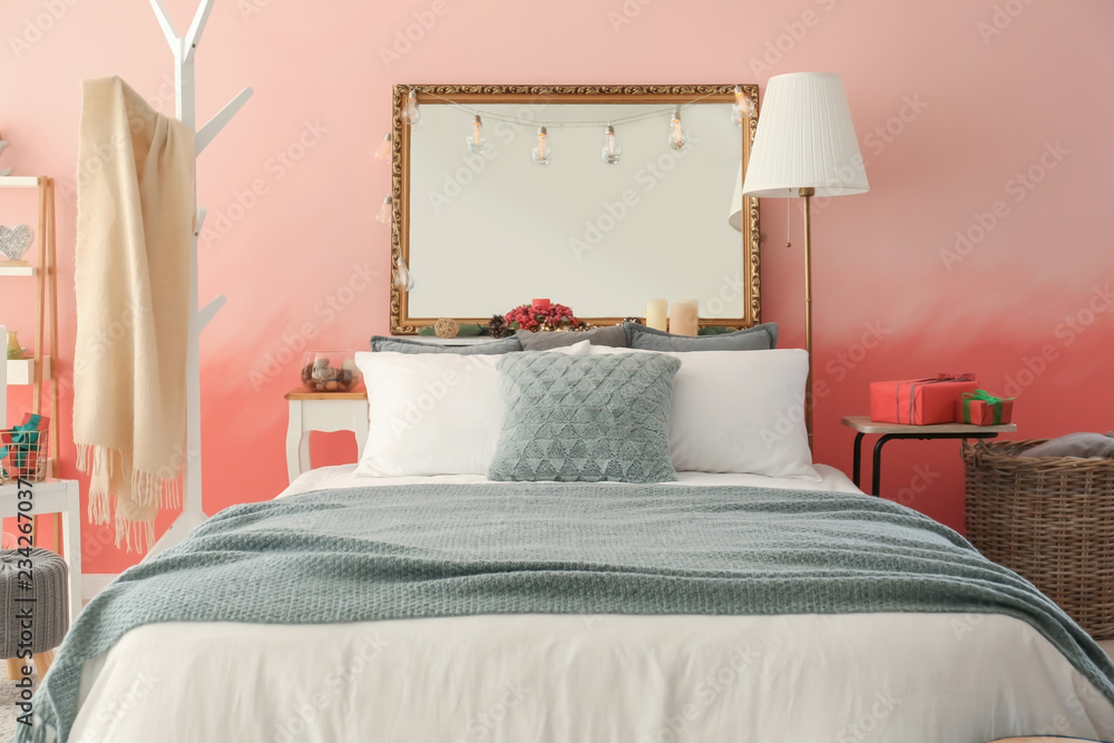 粉红色墙壁附近有舒适床的房间内部