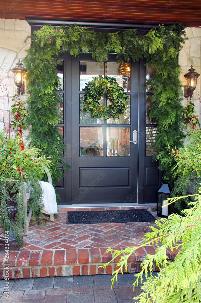 美丽的圣诞前门，用常青树枝装饰。