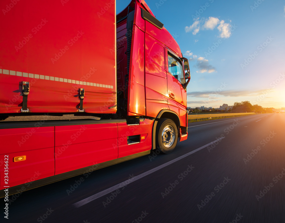 日落时分，满载欧洲卡车在高速公路上行驶