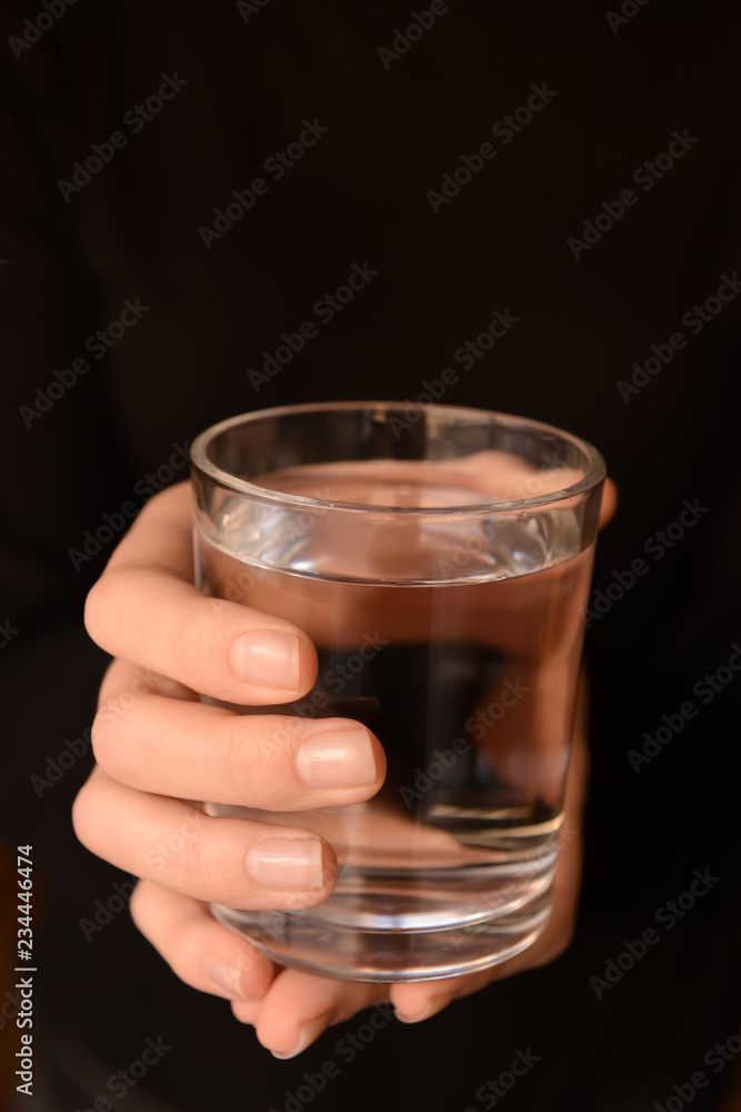 女人拿着一杯淡水，特写镜头