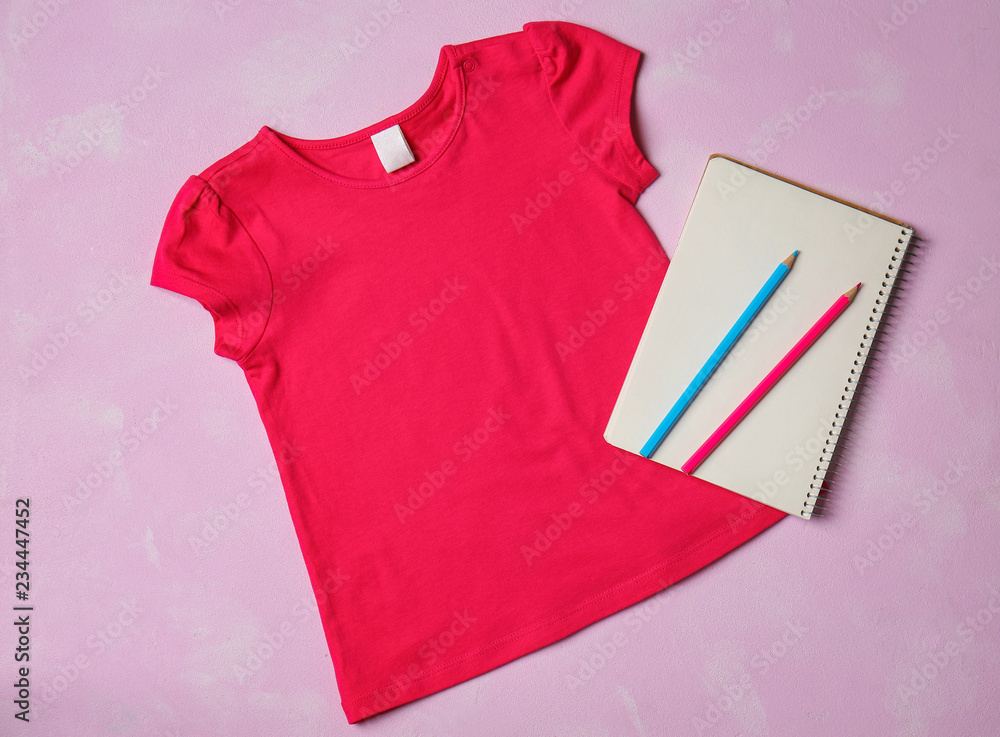 彩色背景带笔记本和铅笔的儿童t恤