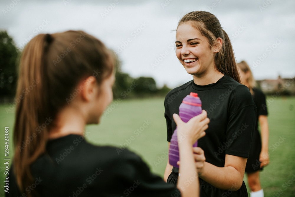 女足球运动员递水瓶