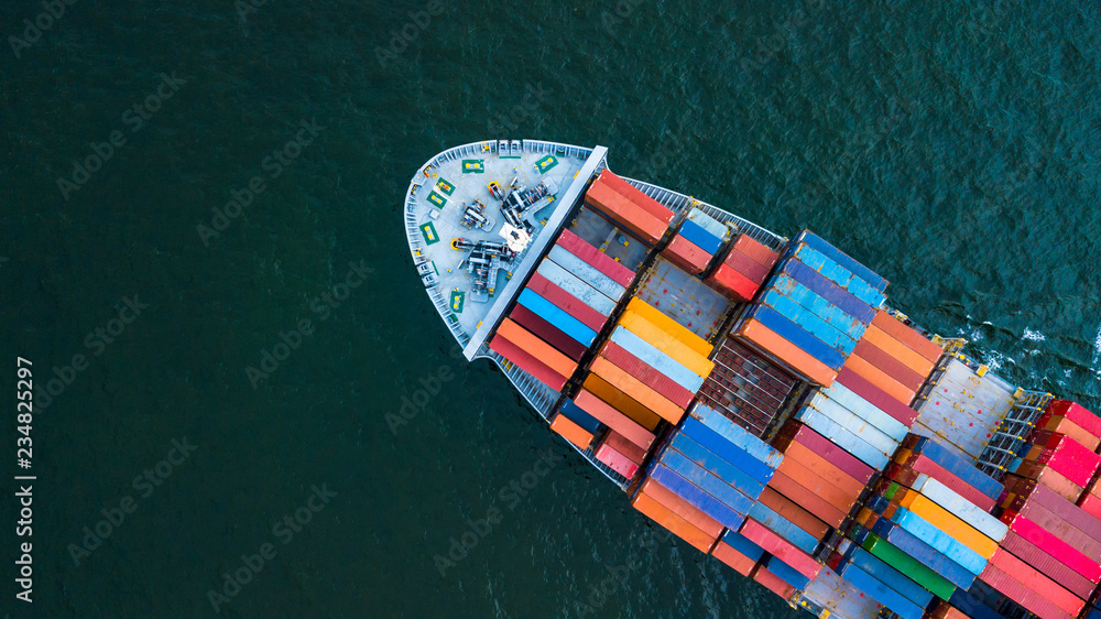 鸟瞰集装箱货船，年集装箱货船国际商务货运