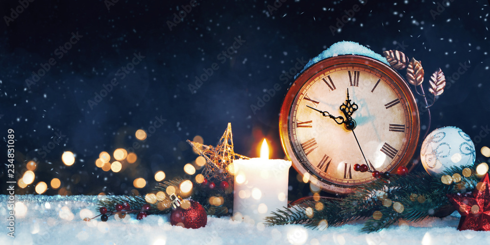 新年时钟。用球、星星和雪上的树装饰