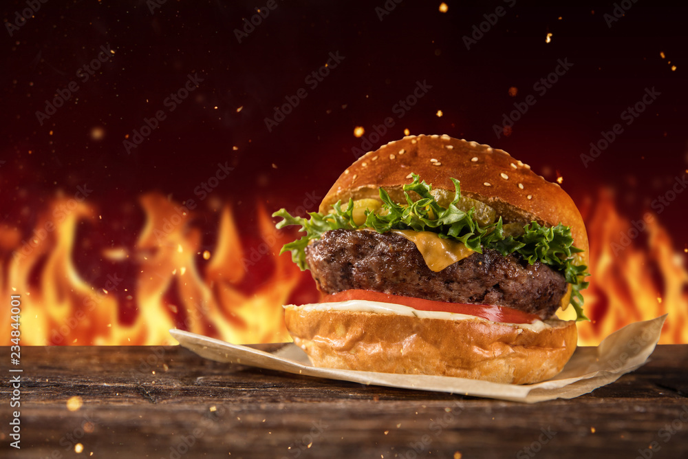 背景是火的美味汉堡