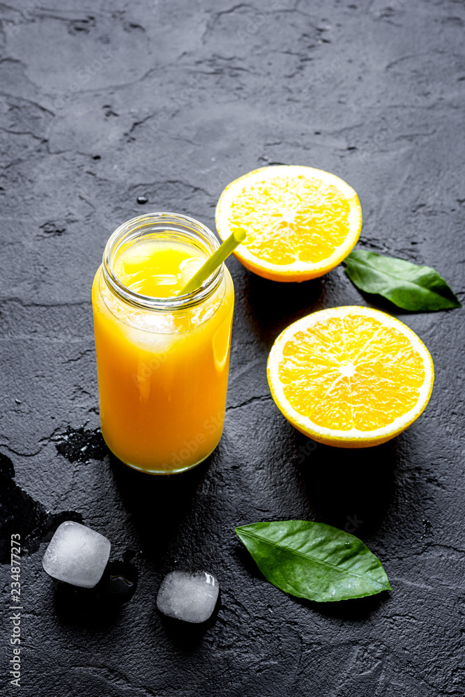 深色背景下的鲜榨橙汁