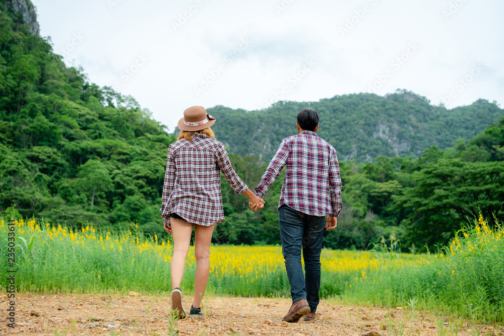 幸福的情侣在山上浪漫地散步。