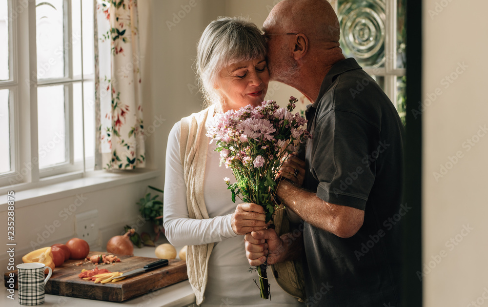 浪漫的老年夫妇在家表达他们的爱