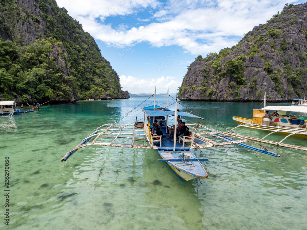 菲律宾科伦-2018年11月：梭鱼馆的不明身份游客和传统船只
