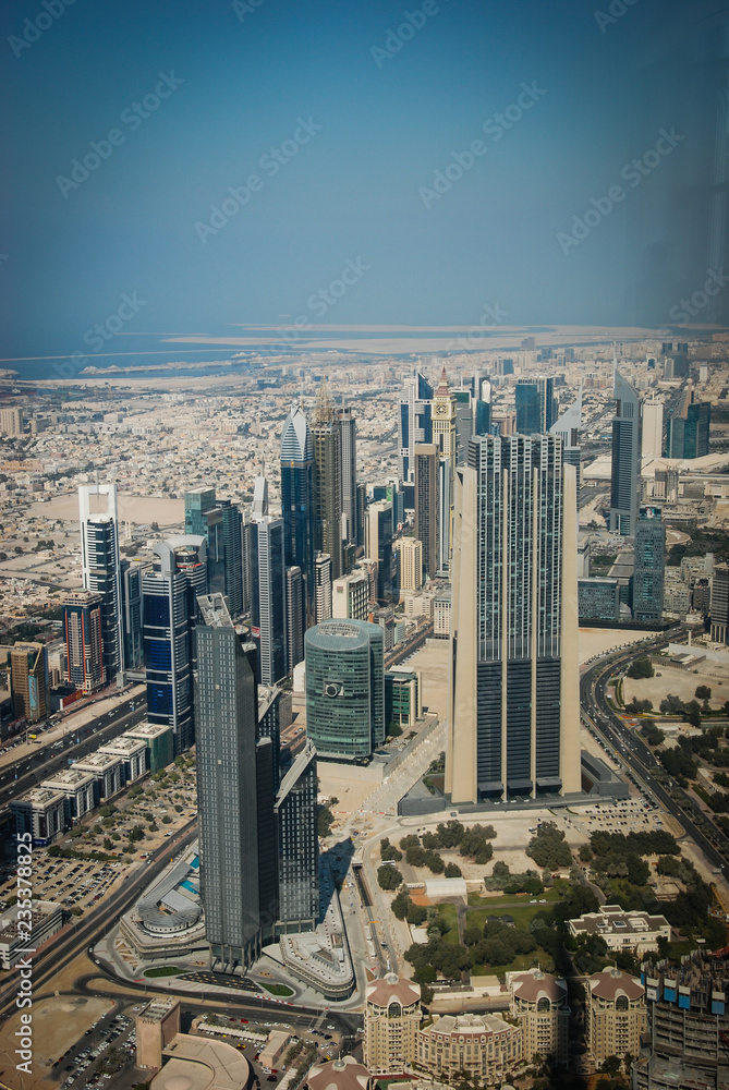 迪拜哈利法塔的建筑、街道和沙漠