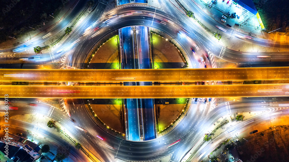 泰国曼谷城市街道交通的鸟瞰图和俯视图。有停车场的高速公路。