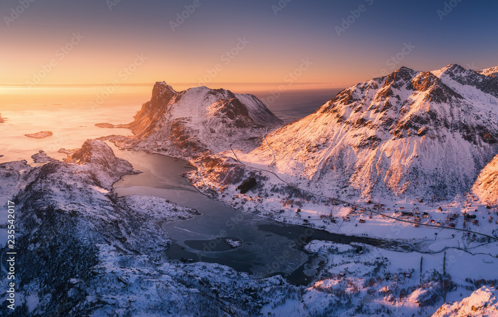 挪威罗弗敦群岛日落时美丽峡湾的鸟瞰图。冬季雪景