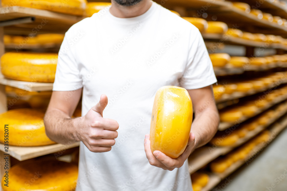 在奶酪储存过程中，将奶酪轮放在奶酪储存处。用手显示ok标志