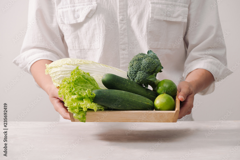 市场。健康的纯素食。木制托盘中的新鲜蔬菜、浆果、绿色蔬菜和水果：黄瓜r