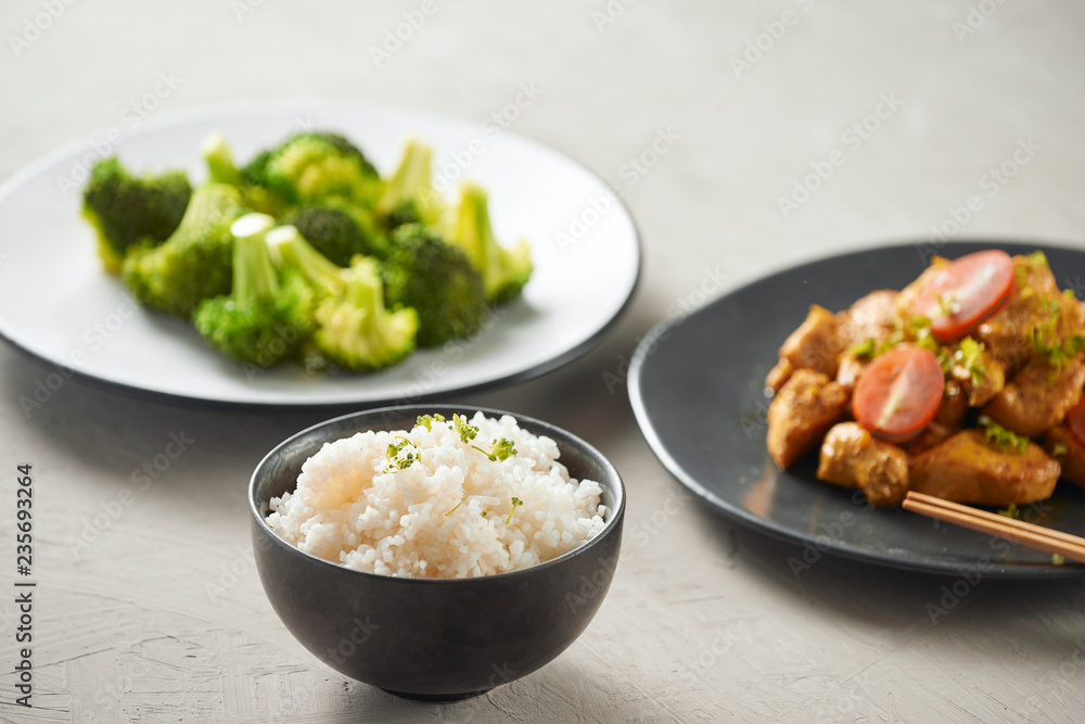 美味的酱油鸡配米饭-亚洲美食风格